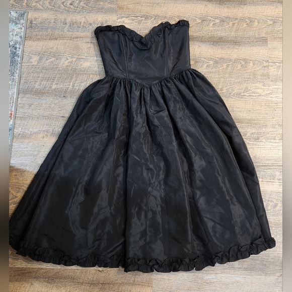Gunne Sax Dresses & Skirts - Gunne Sax Black Strapless Sweetheart Midi Dress with Ruffle Trim